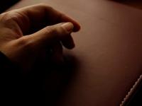 Cách kiểm tra độ đàn hồi của da ghế massage