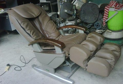 Sửa chữa ghế massage tại nhà Trung tâm có bảo hành dịch vụ không?